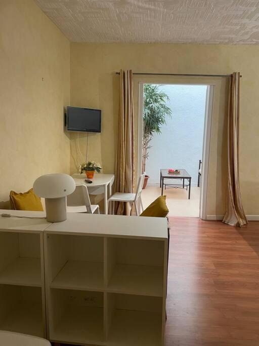 Studio N•2 Avec Patio En Plein Coeur De La Ville Bagnères-de-Bigorre Buitenkant foto