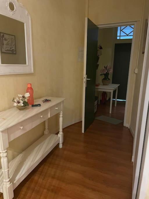 Studio N•2 Avec Patio En Plein Coeur De La Ville Bagnères-de-Bigorre Buitenkant foto