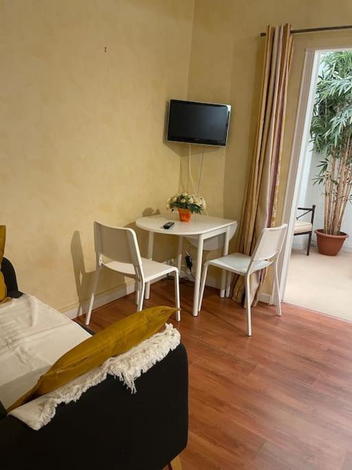 Studio N•2 Avec Patio En Plein Coeur De La Ville Bagnères-de-Bigorre Buitenkant foto